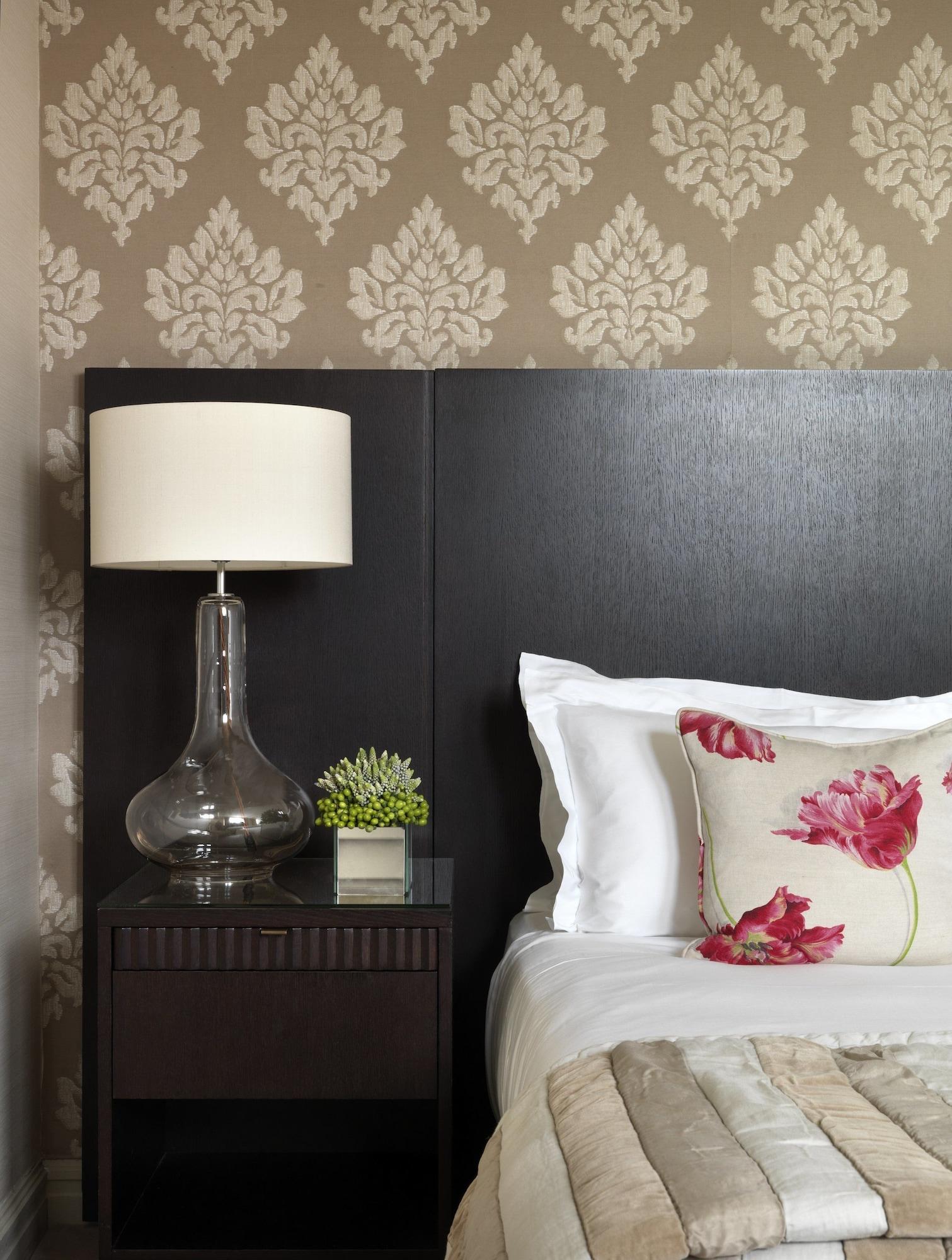 韦斯特伯里酒店 都柏林 外观 照片 A lamp on a bedside table