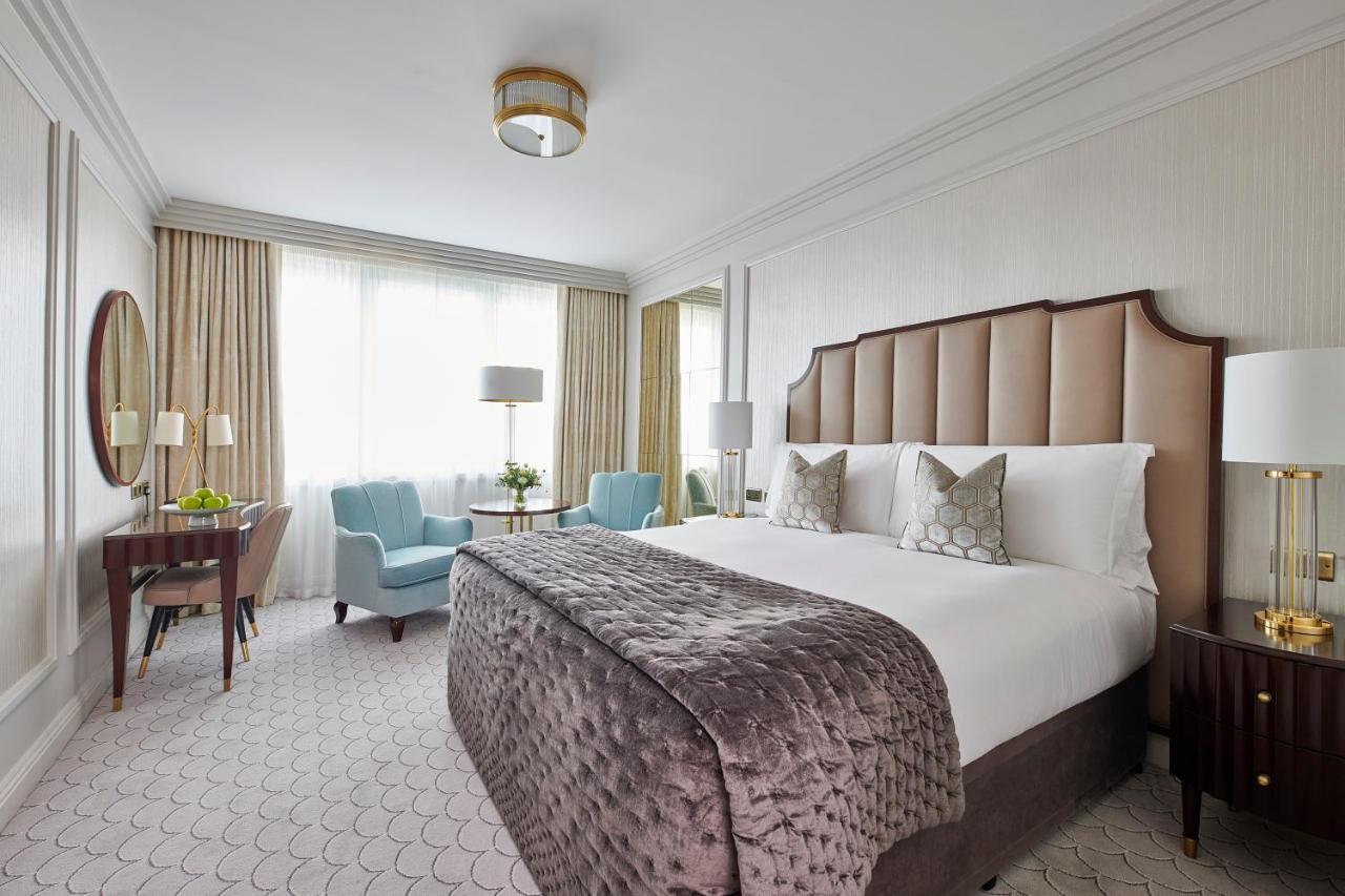 韦斯特伯里酒店 都柏林 外观 照片 A bedroom at The Dorchester